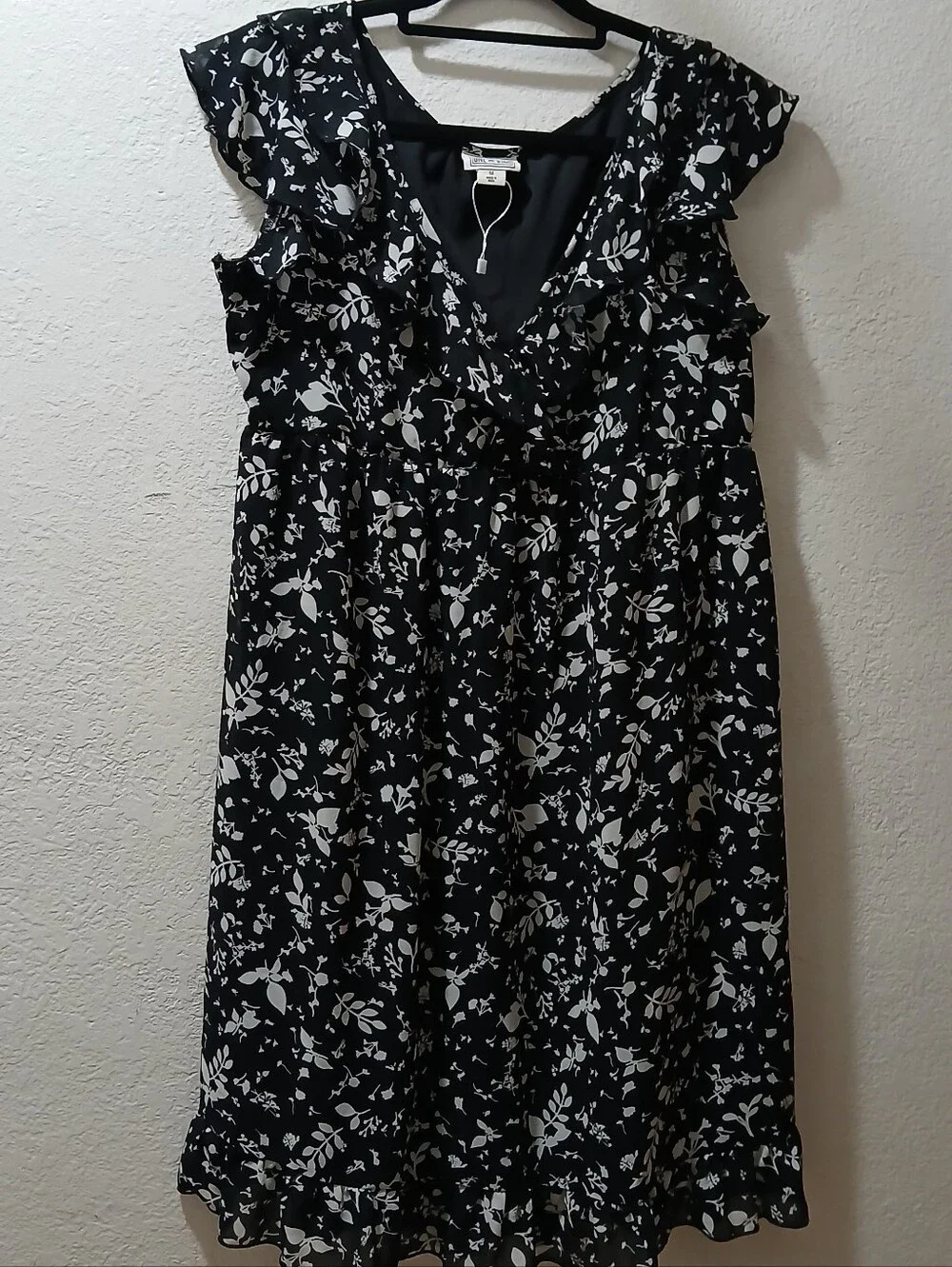 Converse nwot size m Black and White Floral Ruffle Dress